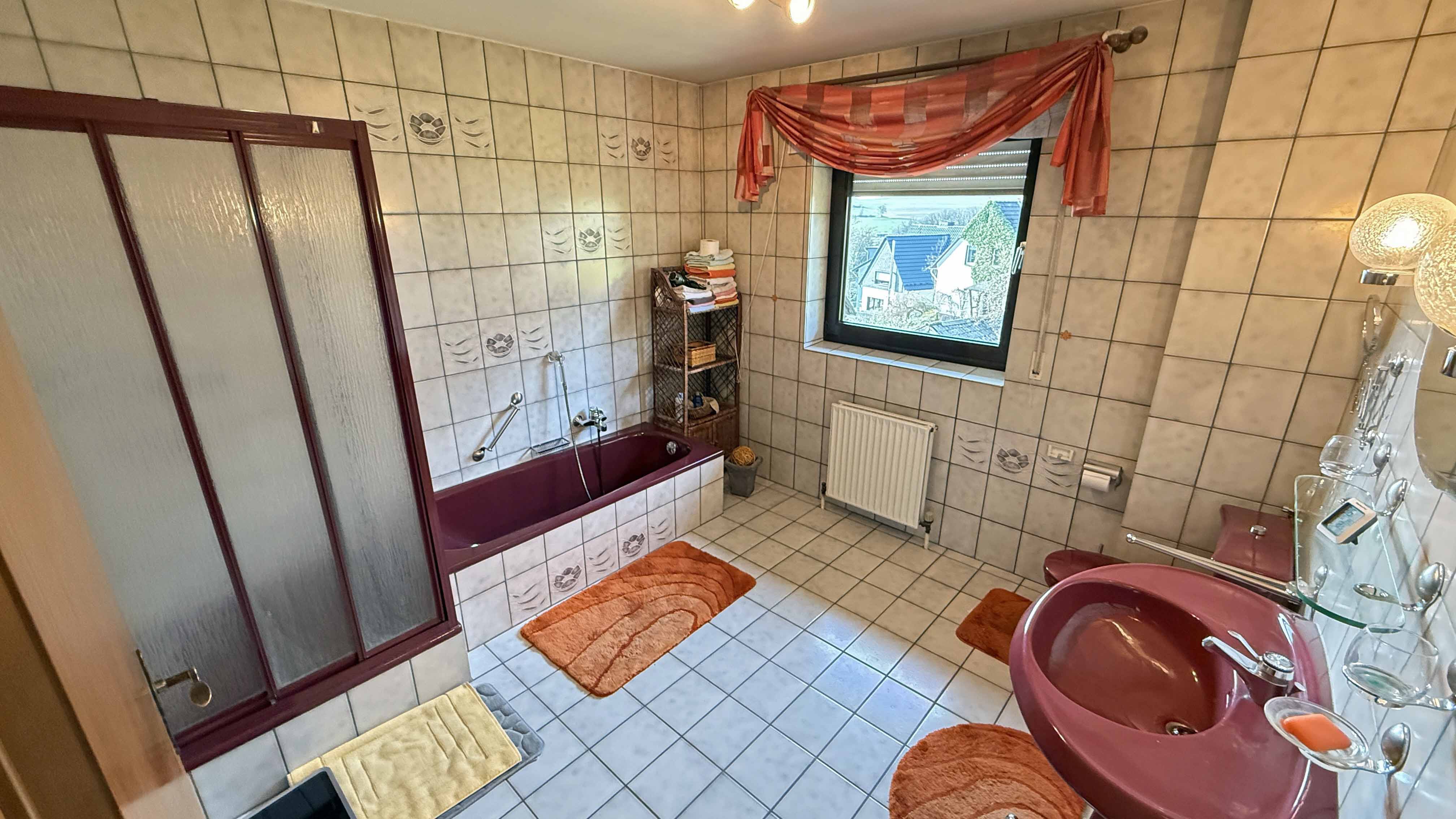 Reichshof-Nosbach: Barrierefreies Unternehmerhaus mit Büro und 4 Garagen, Alles auf einer Ebene. Geräumiges Bad (10 m²)