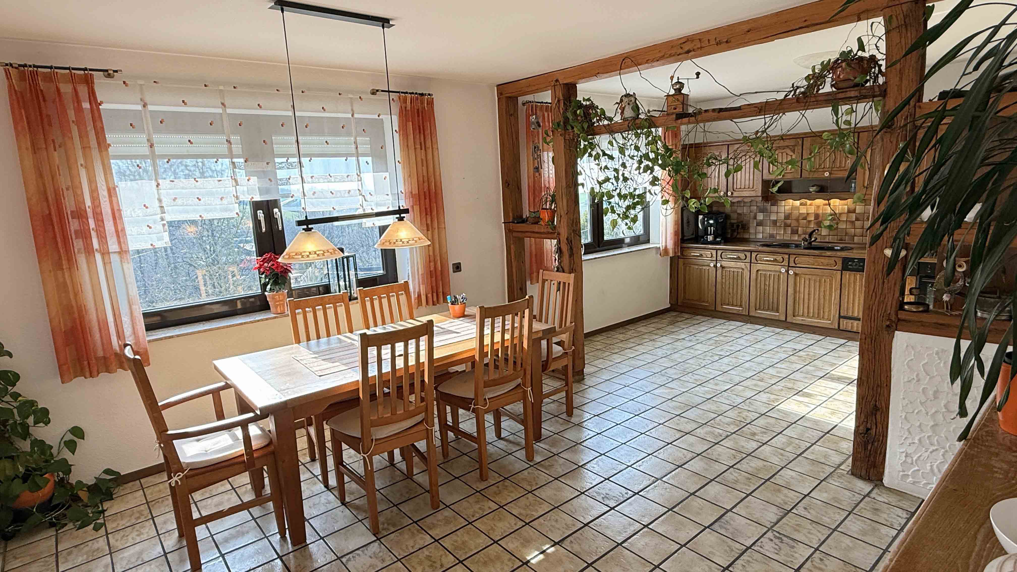 Reichshof-Nosbach: Barrierefreies Unternehmerhaus mit Büro und 4 Garagen, Esszimmer offen zur Küche und...