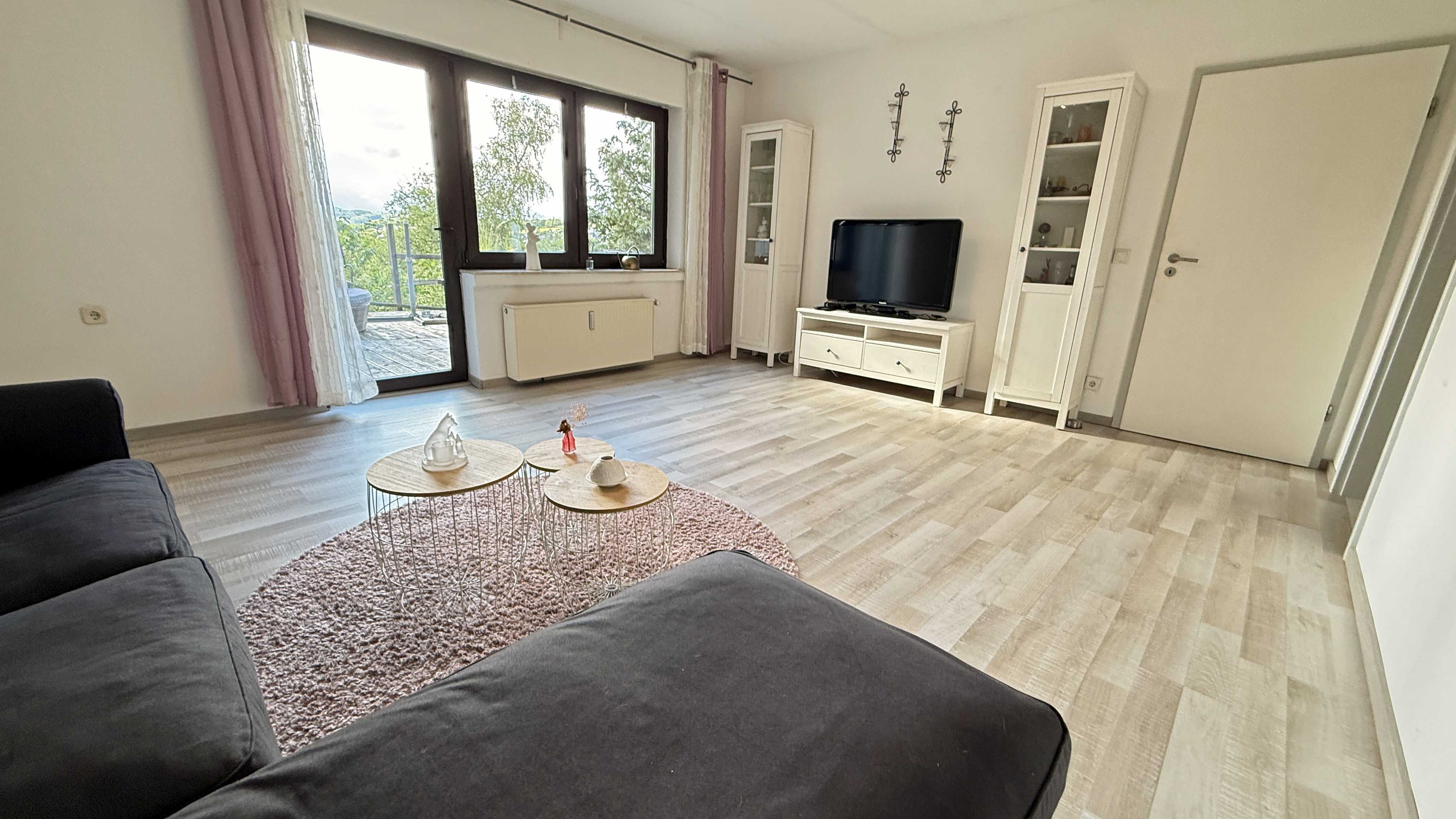 VERKAUFT - Wenden: 1-2 Familienhaus in schöner, zentraler, ruhiger Wohnlage, Wohnzimmer Wohnung OG/ DG mit Ausgang zur...