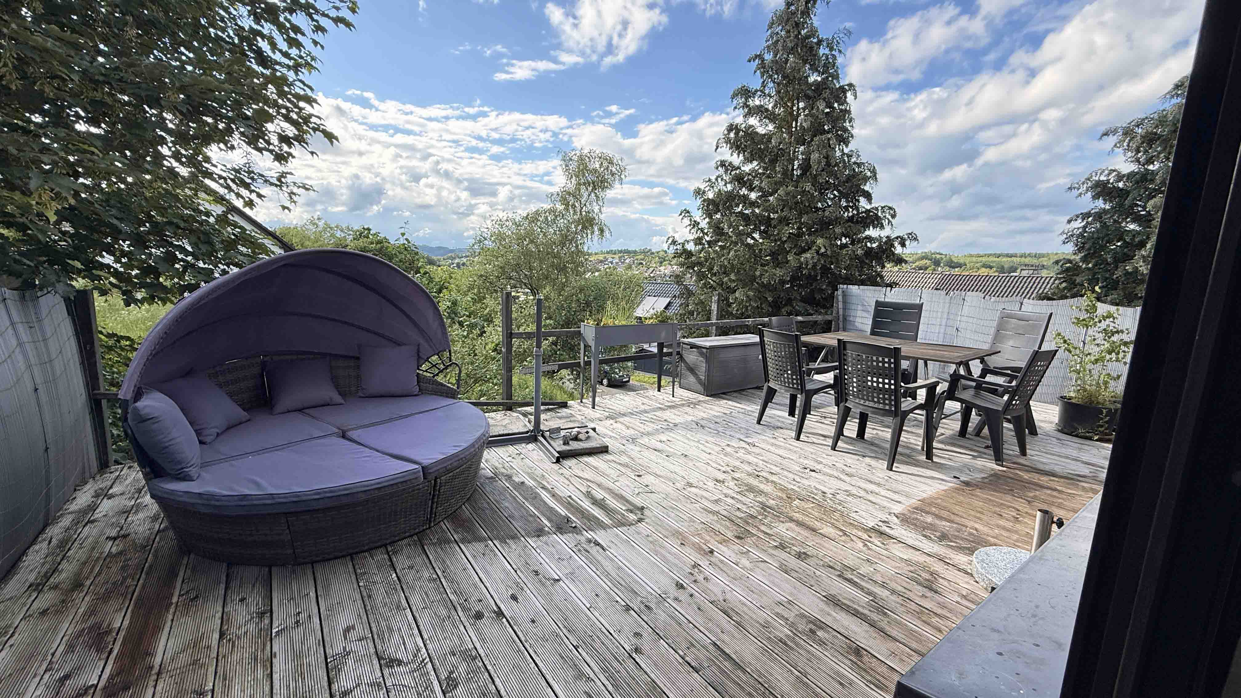 VERKAUFT - Wenden: 1-2 Familienhaus in schöner, zentraler, ruhiger Wohnlage, ...Terrasse auf dem Garagendach (28 m²)