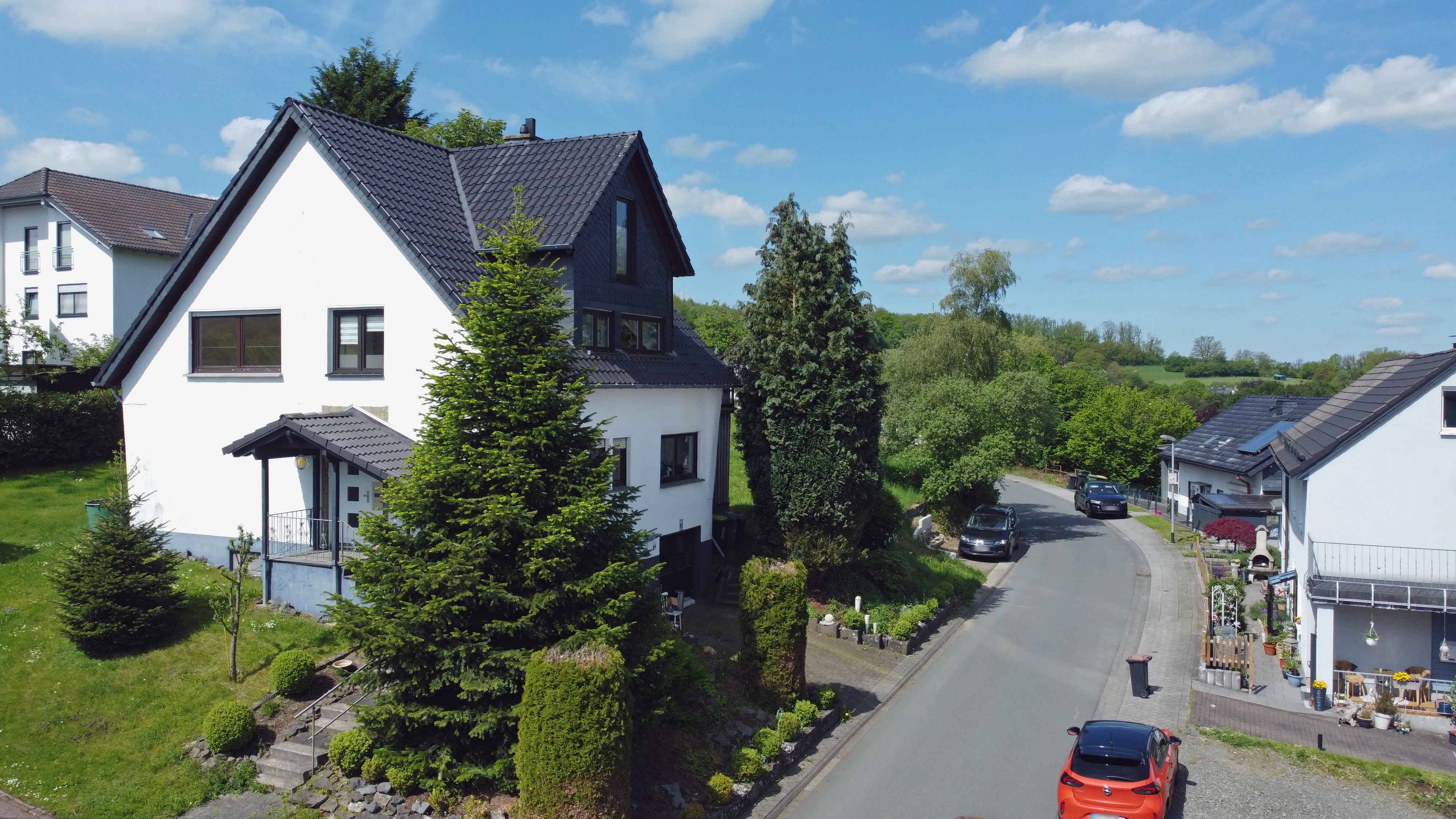 VERKAUFT - Wenden: 1-2 Familienhaus in schöner, zentraler, ruhiger Wohnlage, Frontseite. An einer ruhigen Wohnstraße gelegen.