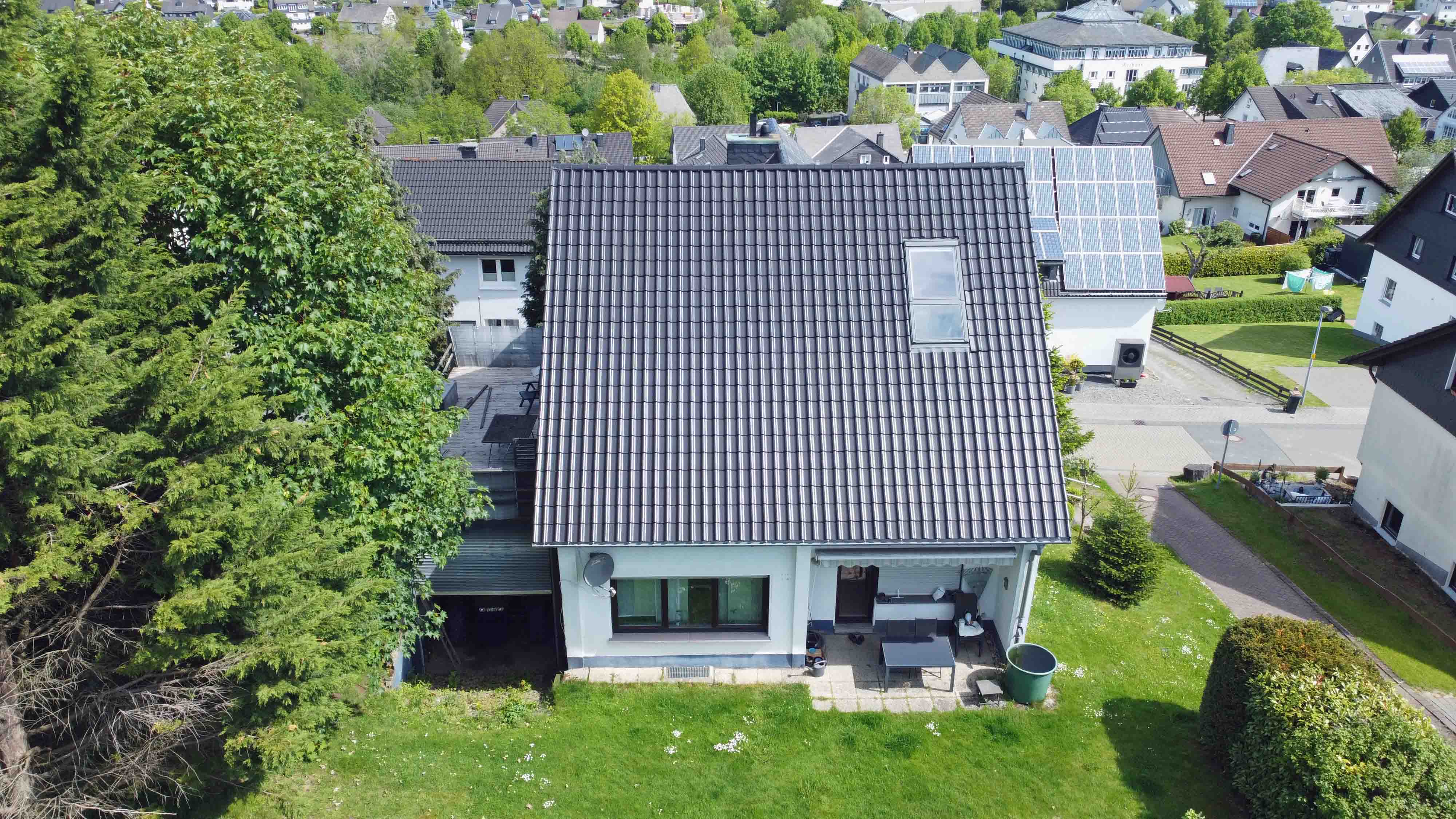 VERKAUFT - Wenden: 1-2 Familienhaus in schöner, zentraler, ruhiger Wohnlage, Rückseite mit Terrasse. Dach wurde 2012 erneuert.