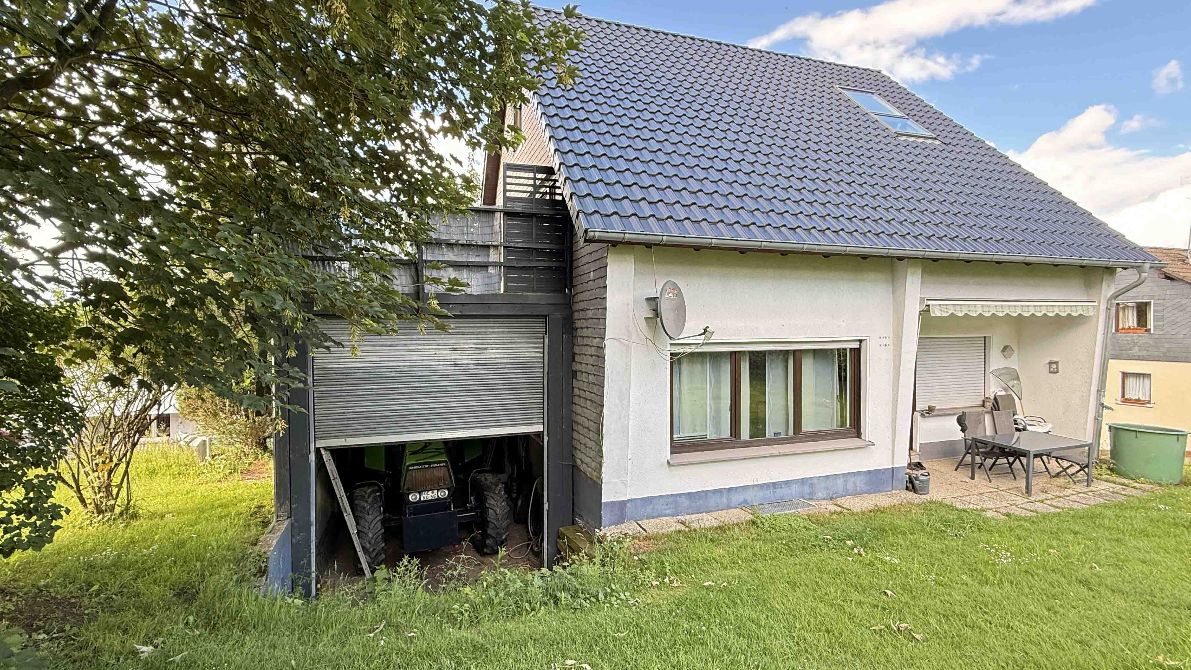 VERKAUFT - Wenden: 1-2 Familienhaus in schöner, zentraler, ruhiger Wohnlage, Hausrückseite mit Rasenfläche, Terrasse und...