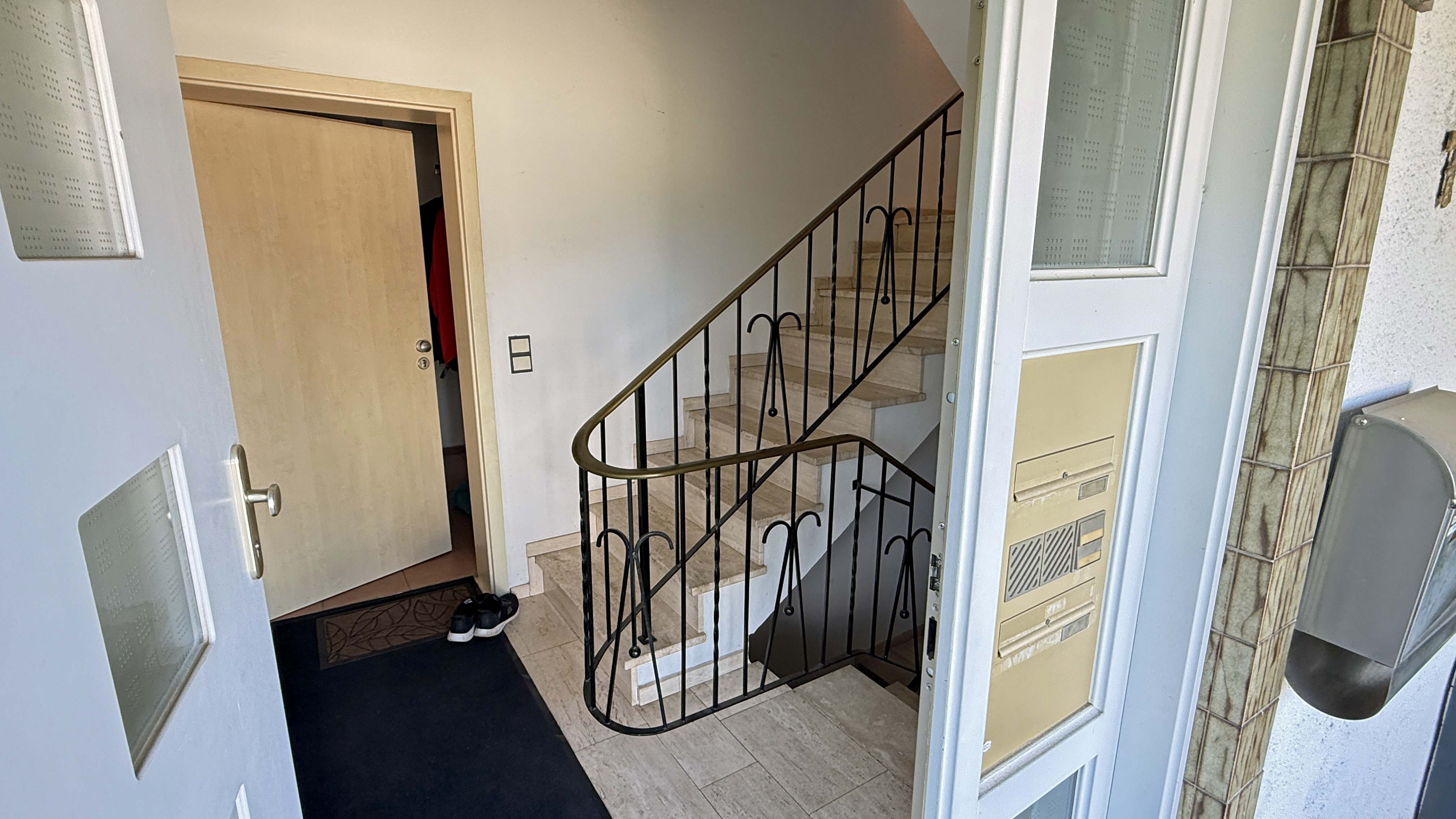 VERKAUFT - Wenden: 1-2 Familienhaus in schöner, zentraler, ruhiger Wohnlage, Blick in den Hauseingang