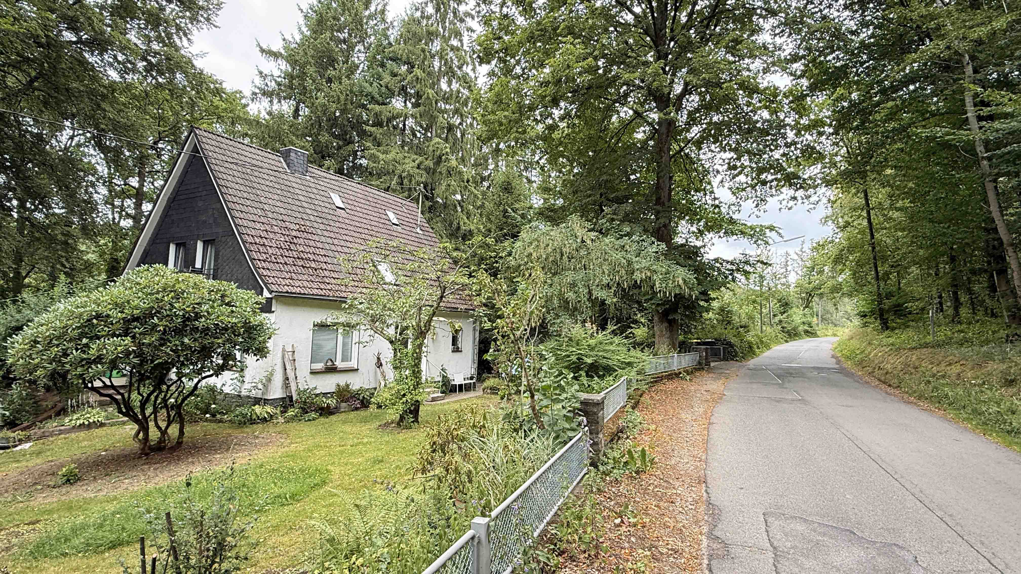 Reichshof-Sterzenbach: Ein- bis Zweifamilienhaus mit zwei Fischteichen, Vorder-/ Strassenseite