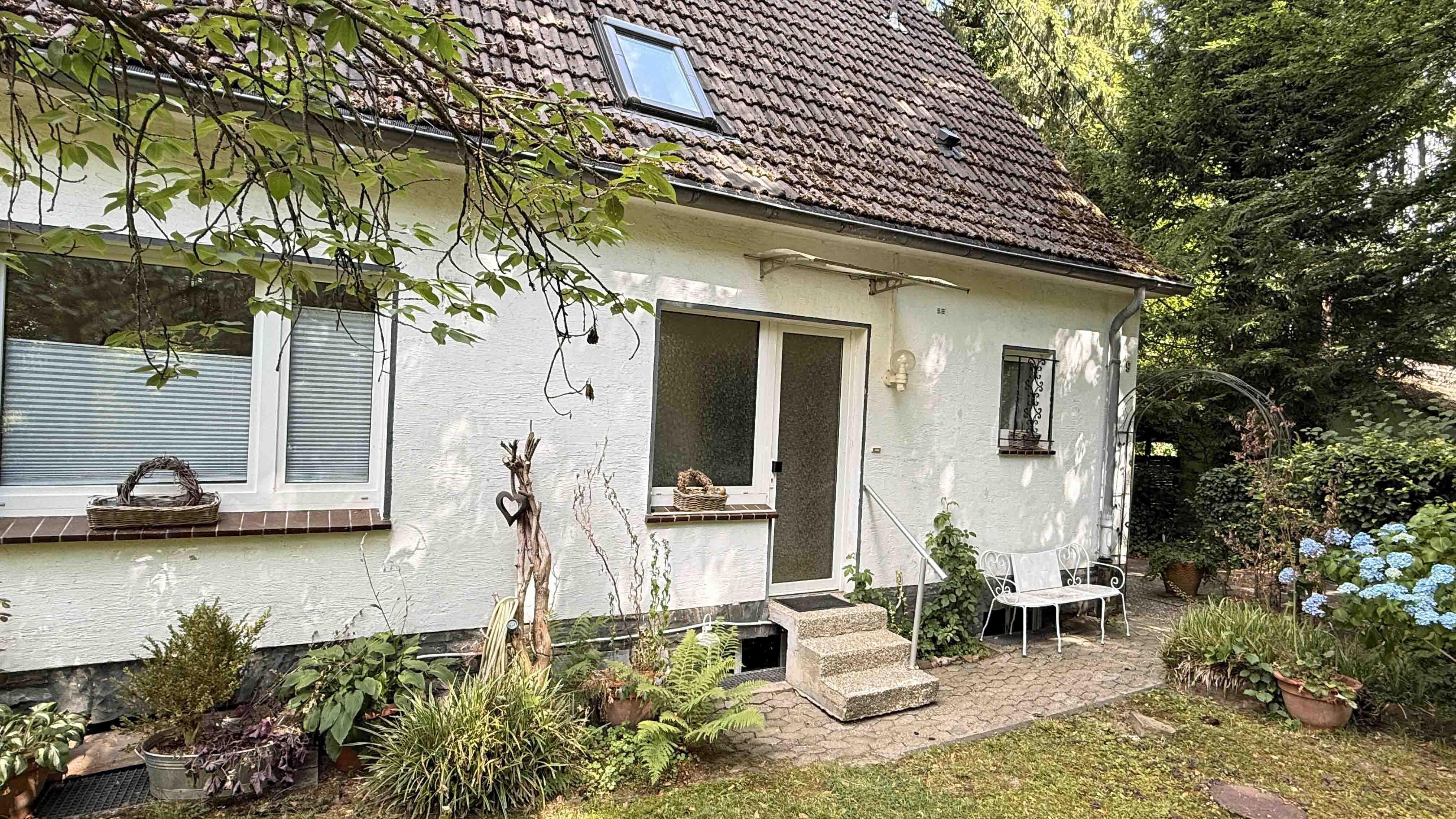 Reichshof-Sterzenbach: Ein- bis Zweifamilienhaus mit zwei Fischteichen, Separater Eingang zur zweiten Wohnung im... 