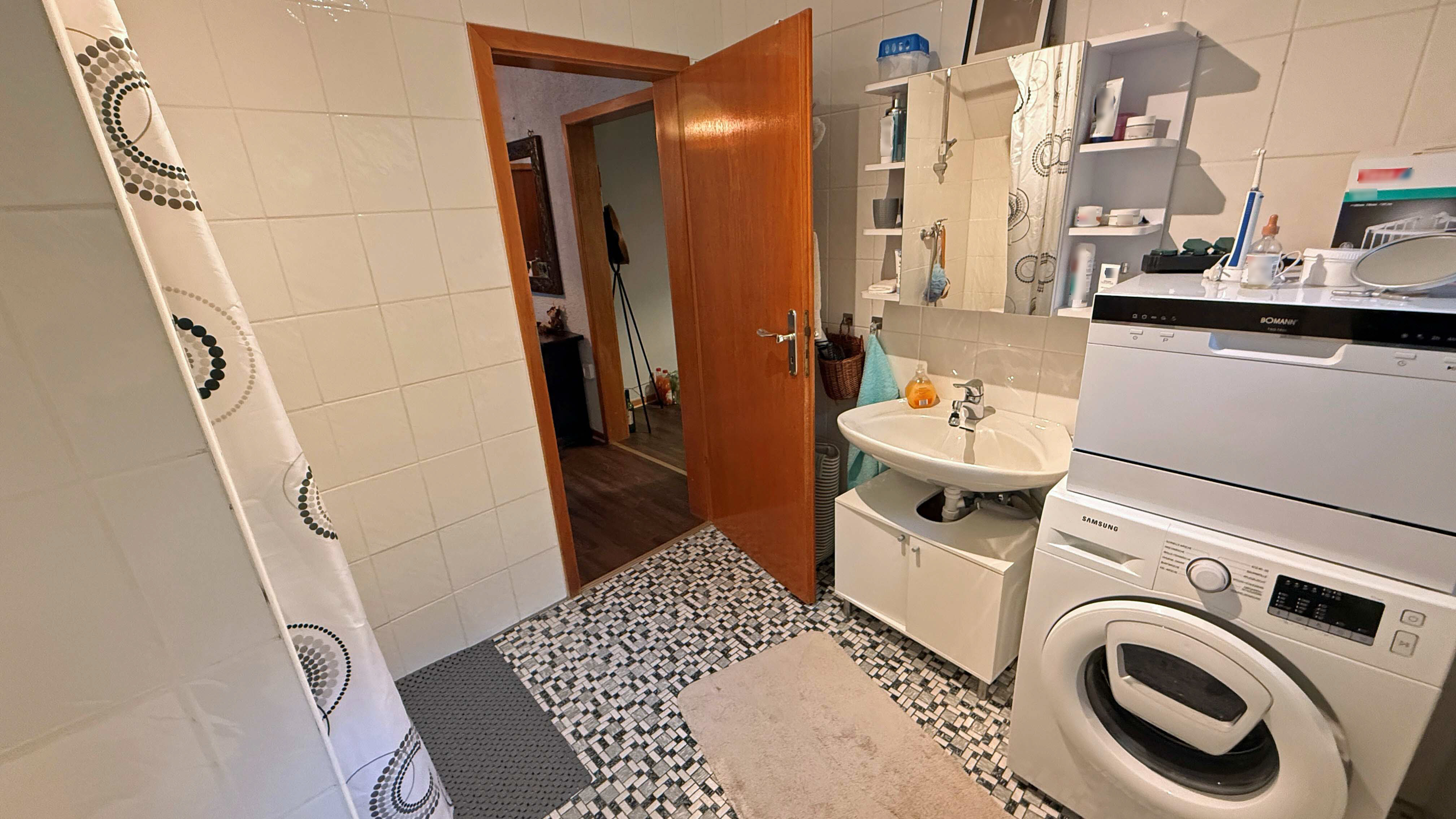 Reichshof-Sterzenbach: Ein- bis Zweifamilienhaus mit zwei Fischteichen, Duschbad/WC im DG