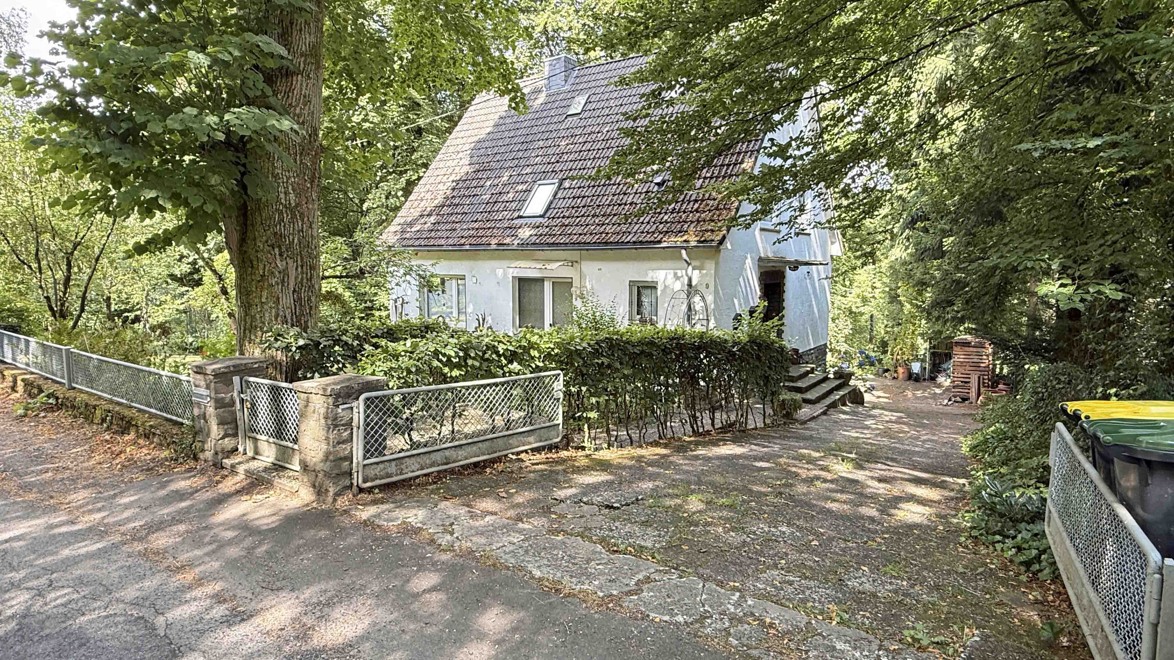 416 2-482 - Reichshof-Sterzenbach: Ein- bis Zweifamilienhaus mit zwei Fischteichen