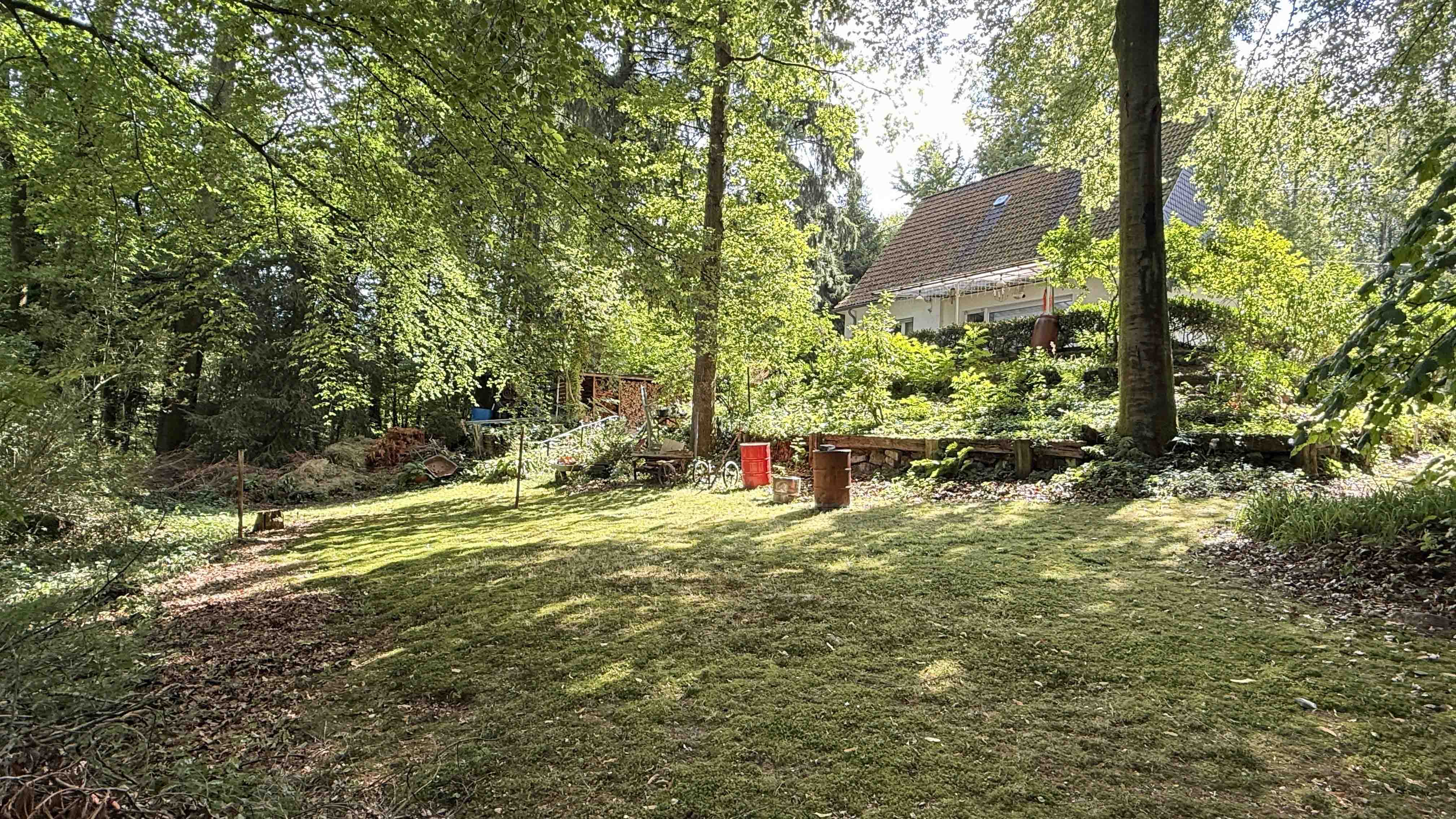 Reichshof-Sterzenbach: Ein- bis Zweifamilienhaus mit zwei Fischteichen, 1.200 m² großes Natur-/Hausgrundstück