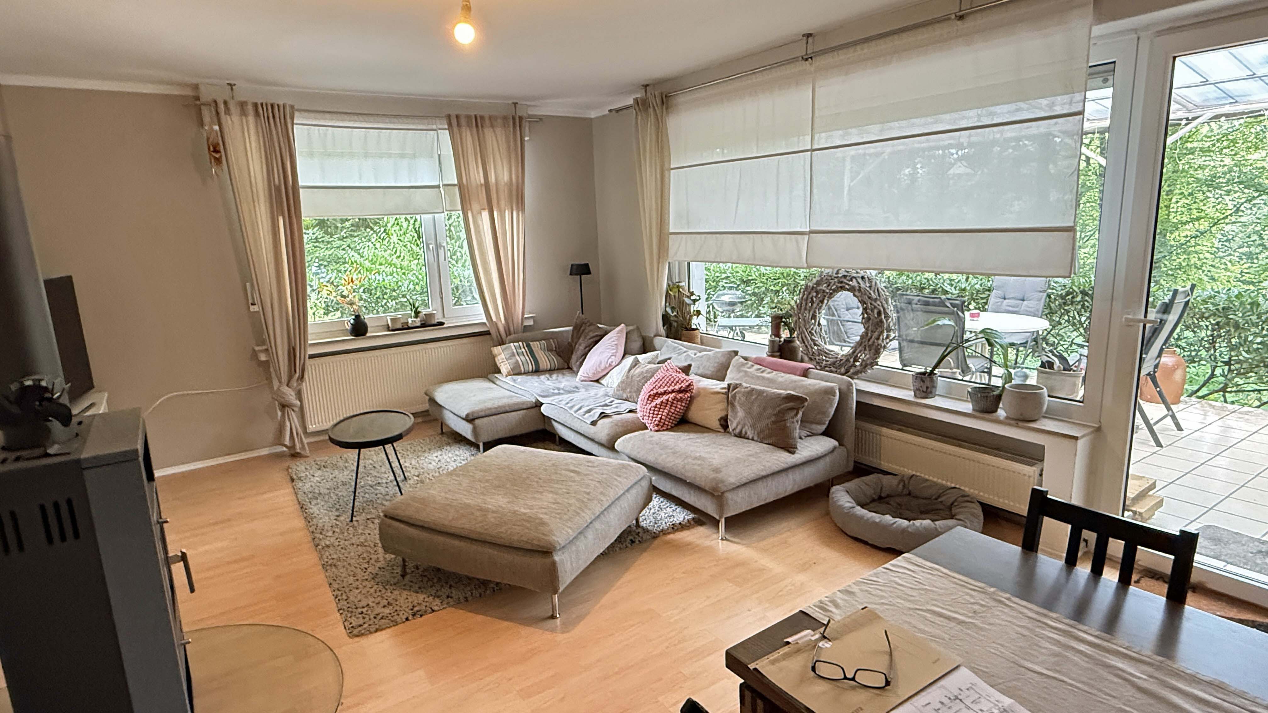 Reichshof-Sterzenbach: Ein- bis Zweifamilienhaus mit zwei Fischteichen, Wohnzimmer (25  m²) mit angrenzender...