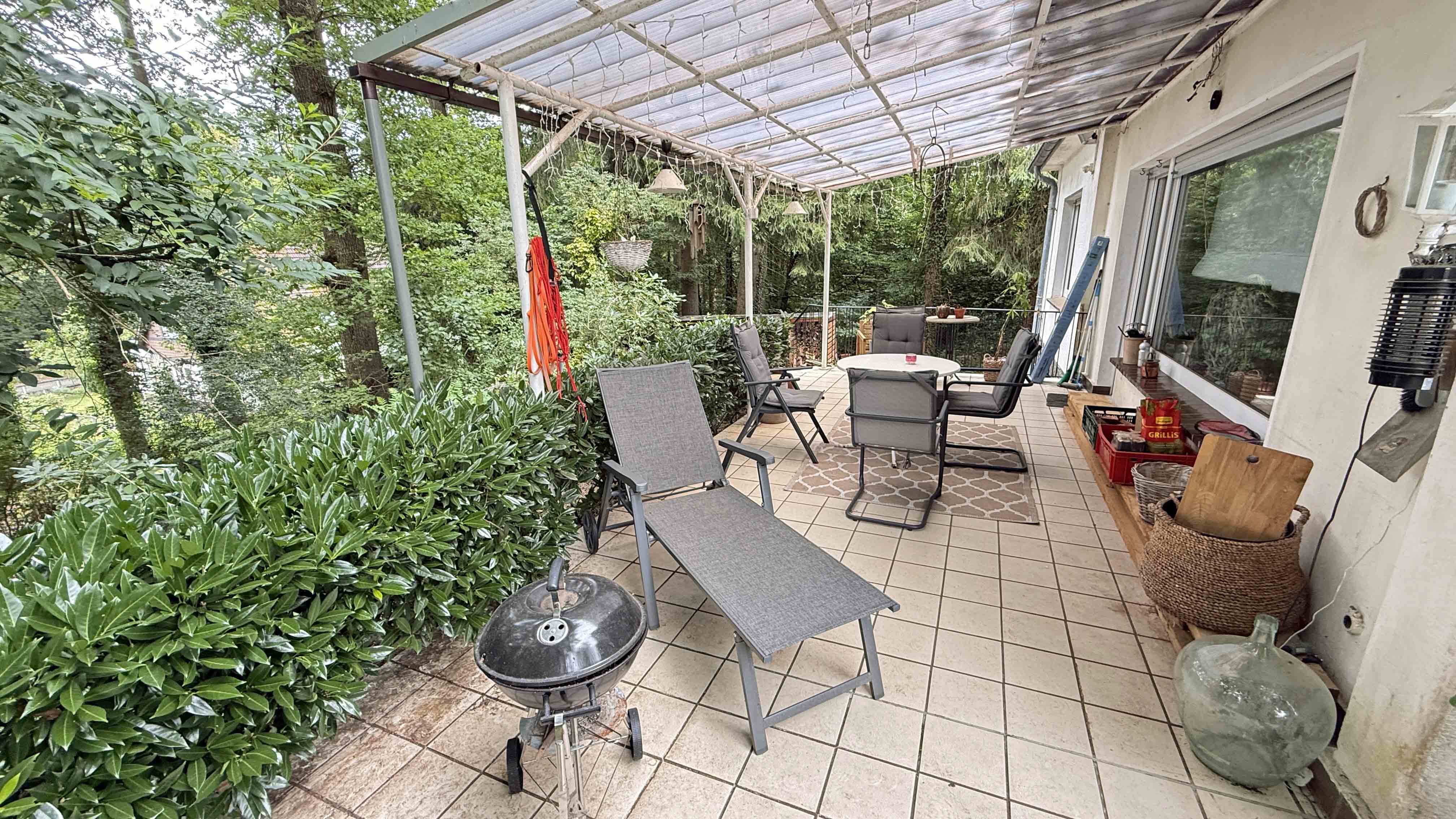 Reichshof-Sterzenbach: Ein- bis Zweifamilienhaus mit zwei Fischteichen, ...überdachter, großer Terrasse