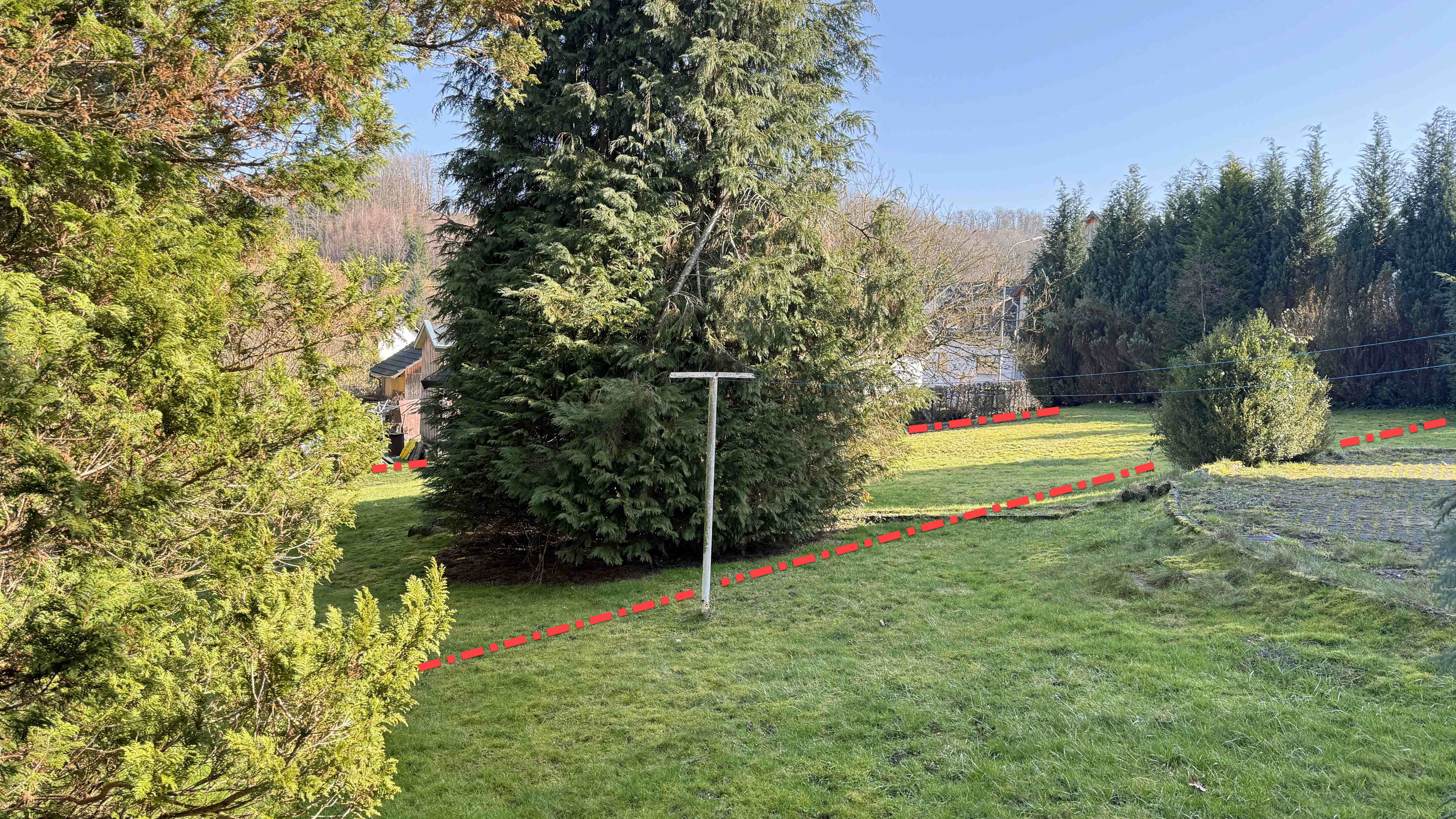 Reichshof-Wildbergerhütte: Auch ohne Keller zu bebauen, der große Garten soll geteilt und verkauft werden